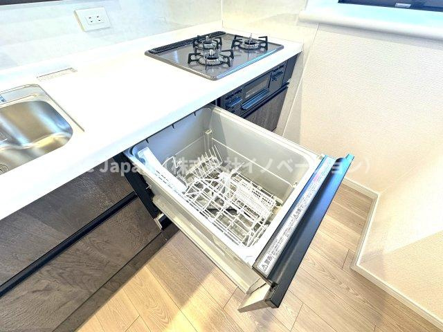 ラ・ベルティ小岩のキッチン|面倒な後片付けは食洗機におまかせ。空いた時間には、ソファでテレビを観ながらゆったりひと息。家事の負担を減らして、毎日に小さな余裕と心地よさをもたらします。