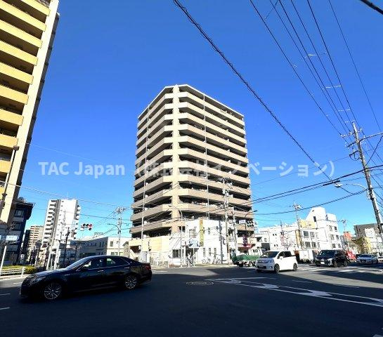 ラ・ベルティ小岩の外観|洗練されたフォルムと落ち着いた色調が、街並みにやさしく溶け込む佇まい。帰るたびに、心がふっと和らぐ外観です。