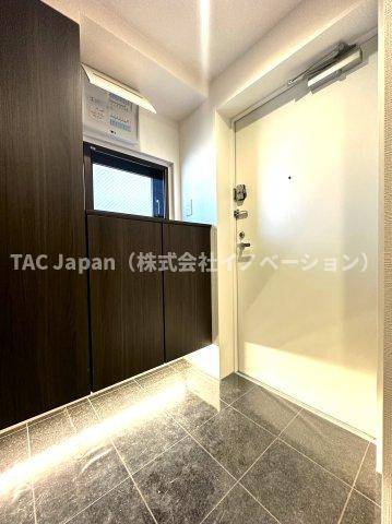 ラ・ベルティ小岩の玄関|落ち着いたデザインと広々とした空間が調和する玄関は、住まう人を温かく迎え入れます。毎日の出発と帰宅を心地よく包み込み、日常に上質なひとときをもたらしてくれる場所です。