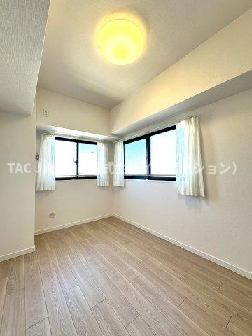 ラ・ベルティ小岩の洋室|明るさと落ち着きを兼ね備えた洋室。大きな窓から差し込む自然光が、心をやさしく満たしてくれる穏やかなプライベート空間です。