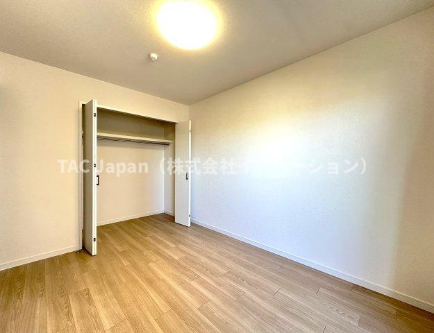 ラ・ベルティ小岩の洋室|クローゼットを備えた機能的な洋室。収納力に優れ、すっきりと整った空間を保ちやすく、住まい全体の心地よさを高めてくれます。