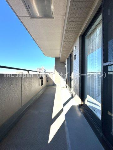 ラ・ベルティ小岩のバルコニー|やわらかな風がそっと頬をなで、空の広がりが日常を包み込むバルコニー。朝の光に目を細めたり、夕暮れの空にひと息ついたり──心がほどけるひとときが、ここにはあります。