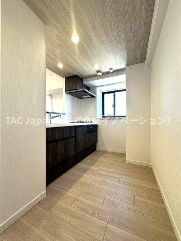 ラ・ベルティ小岩のキッチン|毎日の料理が楽しくなる、機能的でスタイリッシュなキッチン。収納も豊富で、すっきりとした空間を保ちながら、家族との会話が自然と生まれる心地よい場所です。