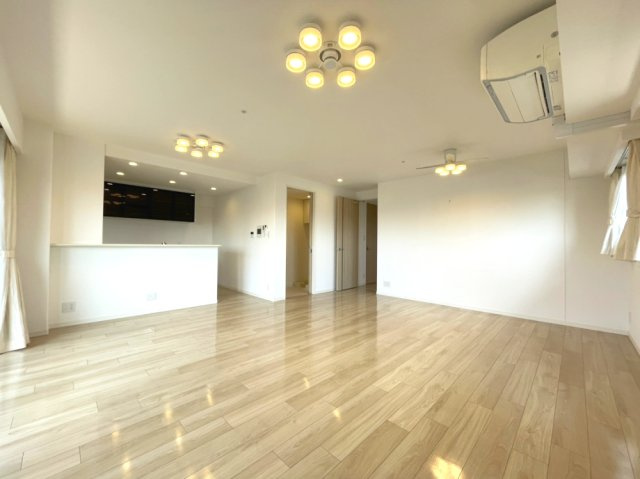 アルファステイツ西川緑道公園の居間・リビング|約21.5帖のリビングダイニングです。
開口部も多く明るいです。