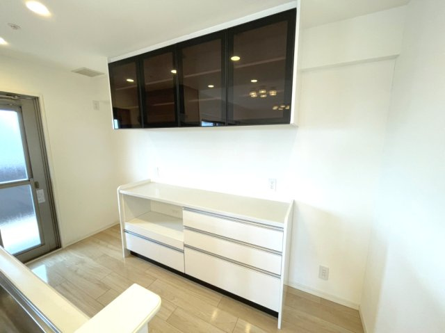 アルファステイツ西川緑道公園のキッチン|キッチン後部にはカップボードがあり、収納スペースも充実しています。