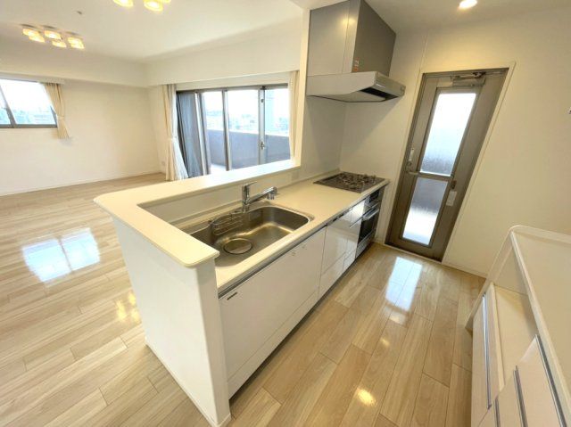 アルファステイツ西川緑道公園のキッチン|対面式のオープンキッチンです。