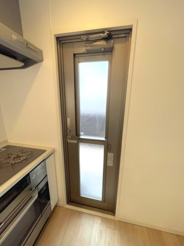 アルファステイツ西川緑道公園のキッチン|キッチン横には勝手口があり、便利です。