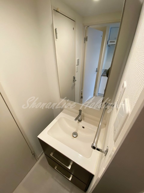 鎌倉市腰越のアパートの洗面所|明るい洗面所です