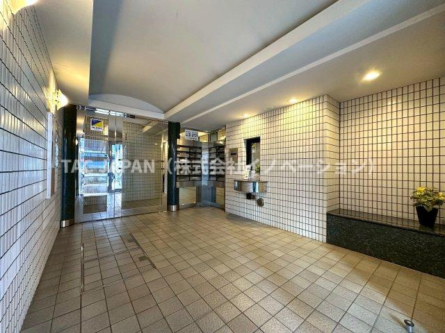 コスモ錦糸町のエントランス|清潔感があり落ち着いた雰囲気が感じられるエントランスからも管理状態の良さが伺えます。安心のオートロック&防犯カメラ完備。