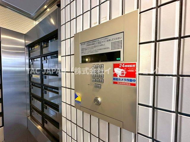 コスモ錦糸町の防犯設備|【オートロック】
リビングから来訪者の確認＆開錠ができる防犯の要。