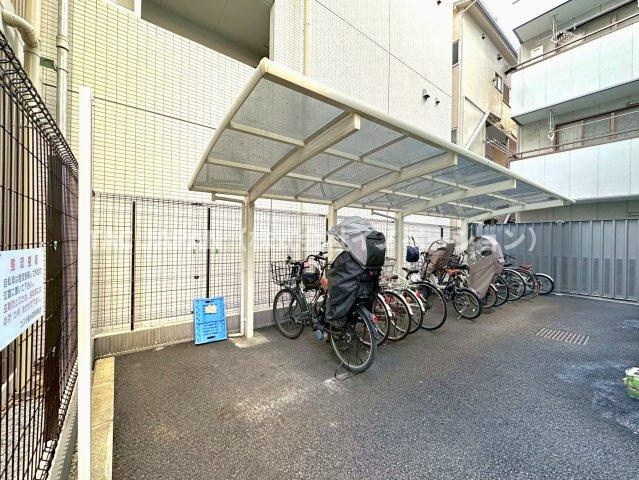 コスモ錦糸町の駐輪場|管理状態の良さが伺える整理された敷地内の駐輪スペース。