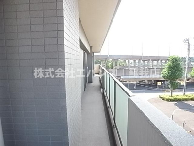 【バルコニー】 | クイーンズレゾン末広 | 暖かな日差しのふりそそぐバルコニー