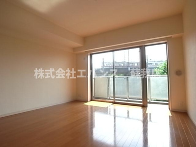 【居間・リビング】 | クイーンズレゾン末広 | こちらのリビングで趣味の時間をお楽しみください