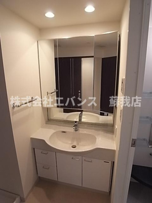 【独立洗面台】 | クイーンズレゾン末広 | 独立洗面台、小物を置くことができて便利です