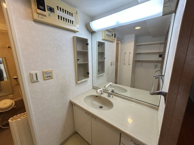 【独立洗面台】 | コアマンション山上倶楽部 | 幅広の照明付き洗面化粧台です！