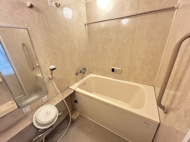 【浴室】 | コアマンション山上倶楽部 | お風呂には鏡と手すりがついてます！