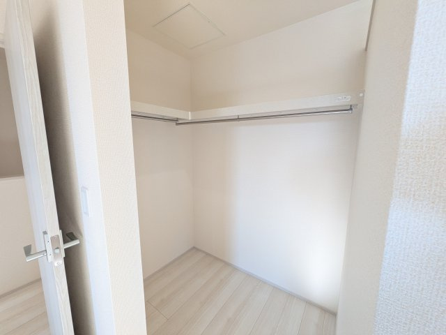 小美玉市小川第1　新築戸建　2号棟の収納|衣類や季節ものバッグ、帽子などの小物もまとめて収納できる広々としたウォークインクローゼット♪