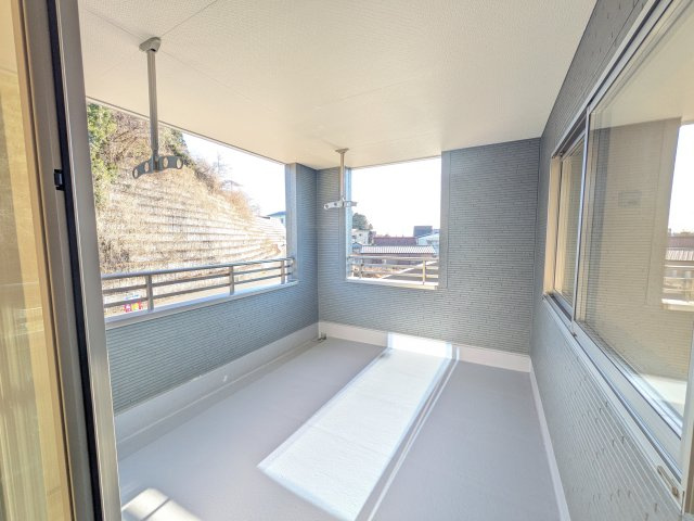 小美玉市小川第1　新築戸建　2号棟のバルコニー|広々としたワイドバルコニーは、日当たり良好で毎日の洗濯物干しに最適です。
