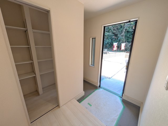 小美玉市小川第1　新築戸建　2号棟の玄関|家族全員の靴がスッキリ片付く大容量シューズボックス完備。
お客様を気持ちよく迎えられる、明るく清潔感あふれる玄関です。