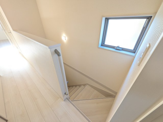小美玉市小川第1　新築戸建　2号棟の内装|窓付きで明るい階段は、手すり付きでお子様からご年配の方まで安心して上り下りができます♪