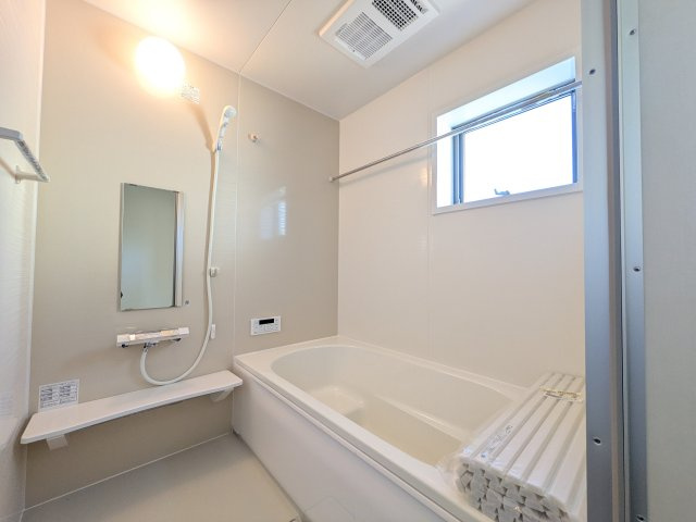 小美玉市小川第1　新築戸建　2号棟の浴室|1坪タイプのゆったりとしたバスルームは浴室暖房換気乾燥機付きで、どんな季節でも快適なバスタイムを満喫出来ます♪
窓付きで明るく開放的なところも良いですね！
