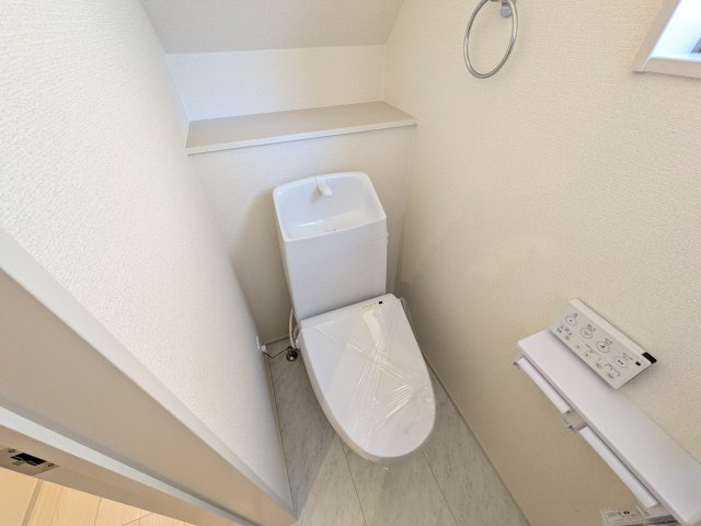 小美玉市小川第1　新築戸建　2号棟のトイレ|窓付きで明るく白を基調とした清潔感のあるトイレは温水洗浄便座付きです♪
