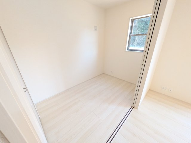 小美玉市小川第1　新築戸建　2号棟の洋室|リビングと繋がる多目的スペース。引き戸を開ければ広々LDK、閉じれば客間や書斎、お子様の遊び場に早変わりします。
