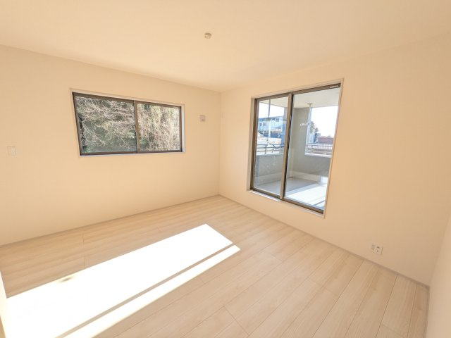 小美玉市小川第1　新築戸建　2号棟の洋室|たっぷりの陽光と心地よい風が入る２面採光。
毎朝、爽やかな目覚めをサポートする、快適なベッドルームです。