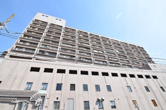 【外観】 | 手入れの行き届いた外壁やエントランスなど、「見ればわかる」レベルで清潔感を保ったマンションです。築年数を感じさせない姿で皆様をお出迎えします。～即日のご見学可能～　お問合せはお気軽にどうぞ。