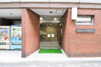 【エントランス】 | お客様を、そして住人を出迎えてくれるマンションのエントランス。ゴミが落ちていないことからも、管理状態の良さや住民の節度の高さが見て取れます。～即日のご見学可能～　お問合せはお気軽にどうぞ。