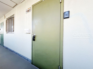 【その他共用部分】 | 皆様をお迎えする、お部屋の玄関ドア。開けやすさや開放角度、ドアノブの操作しやすさや鍵の形状などを、現地で一度ご確認ください。～即日のご見学可能～　お問合せはお気軽にどうぞ。