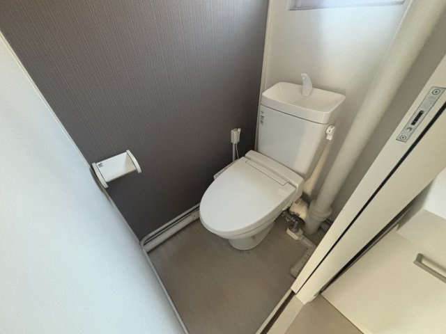 温水洗浄便座付きのトイレです