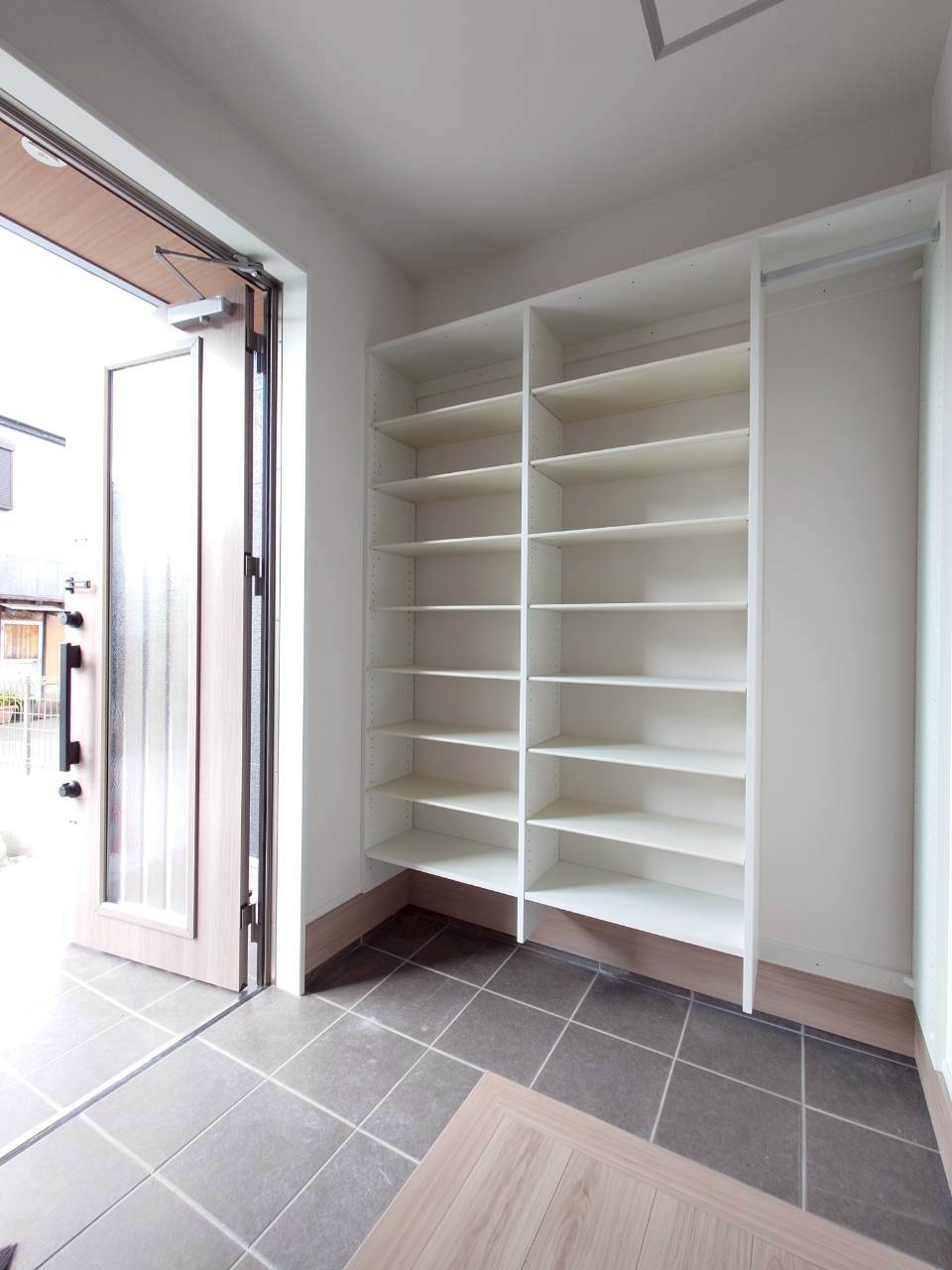 ーノーステックー小倉南区田原新町1丁目ー新築戸建て　　【小倉南区　新築戸建て】の玄関|玄関横のシューズボックスは、可動棚で大容量の収納です♪　