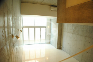 【居間・リビング】 | 匠空阿波座西 | 匠空AWAZANISHI 白を基調とした開放的な室内