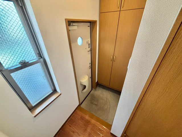 神和町弐番館の玄関