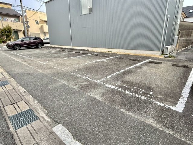 神和町弐番館の駐車場