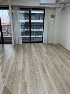 【洋室】 | シティタワー銀座東 | 銀座を至近に置く築浅免震タワー。東向きのリビングは陽光が心地よく、バルコニーに面した大きな開口部が開放感を演出します。