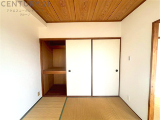 押入れは季節の衣類、寝具などを収納できます。伝統的な美しさと実用性が融合し、収納物を保護する調湿・換気効果があります。使い方によっては書類や小物なども効果的に整理でき空間を有効活用できます。