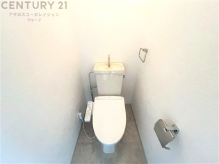 温水洗浄便座付トイレは温水洗浄機能により、暖かい水でおしりを洗浄することができ、冷たい水を使う従来の便座に比べ、温水洗浄機能で暖かいトイレを提供し、快適な使用を可能にします。