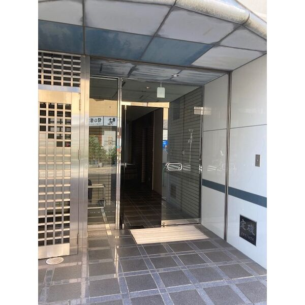 第８フクマルビルのエントランス