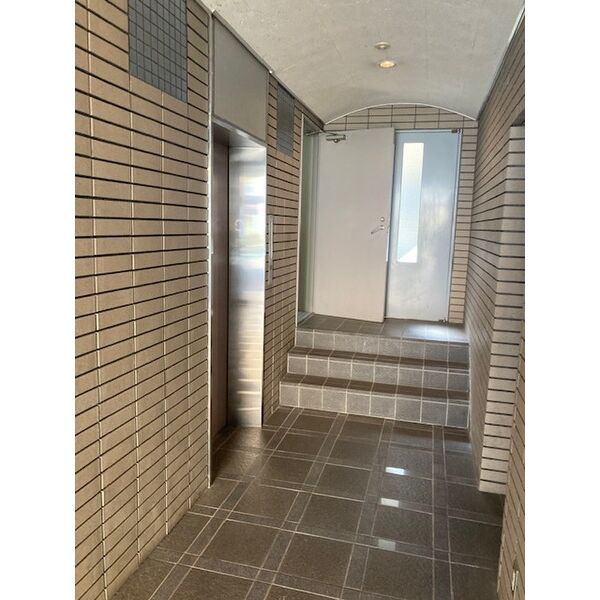 第８フクマルビルのエントランス