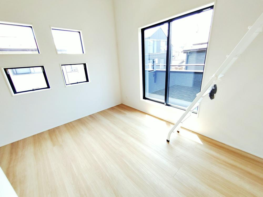 【GRAFARE　ZEH水準仕様】小平市小川東町４期の洋室|2面採光を確保した明るい室内は、風通しも良く、
大変居心地の良い空間となっております。