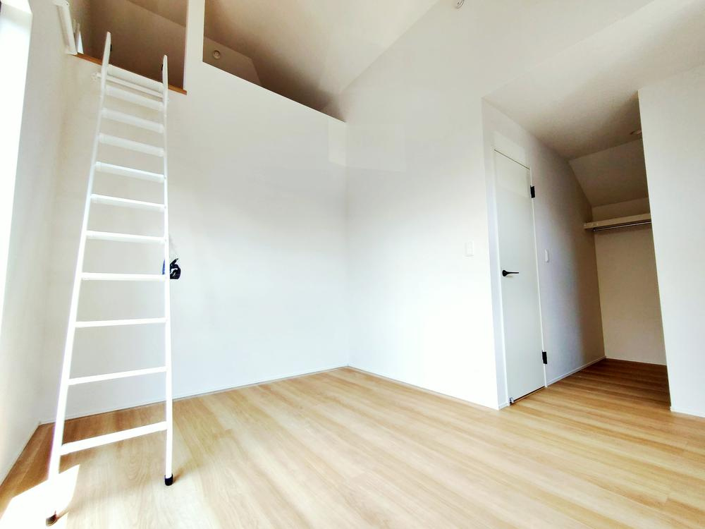 【GRAFARE　ZEH水準仕様】小平市小川東町４期の和室|ロフトのあるお部屋は天井が高く、開放感がございます。
お子さまのお部屋にも良いですね♪