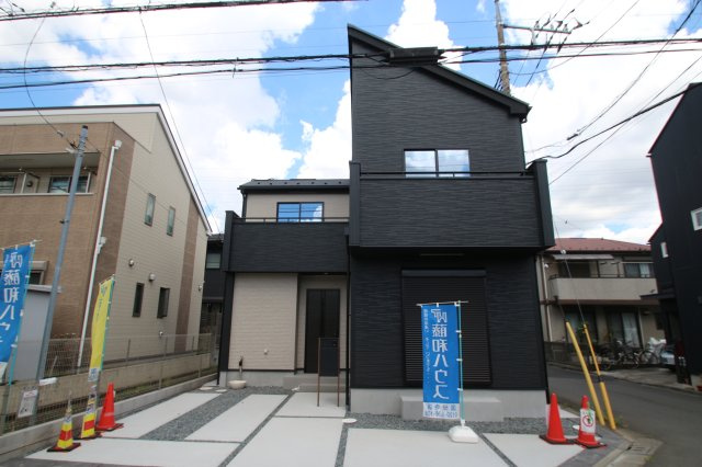 【GRAFARE　ZEH水準仕様】小平市小川東町４期の外観|家族の会話が弾む対面キッチンは、お子様の様子を見ながら調理できる安心設計。
