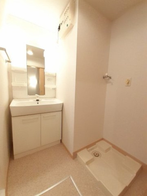 【洗面所】 | ひかり西浦 | 明るい洗面所です