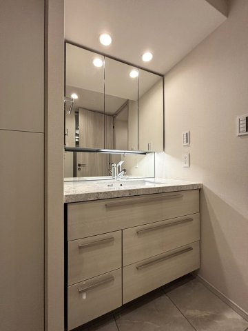 【洗面所】 | パークホームズ文京白山ヒルテラス | ３面鏡洗面化粧台