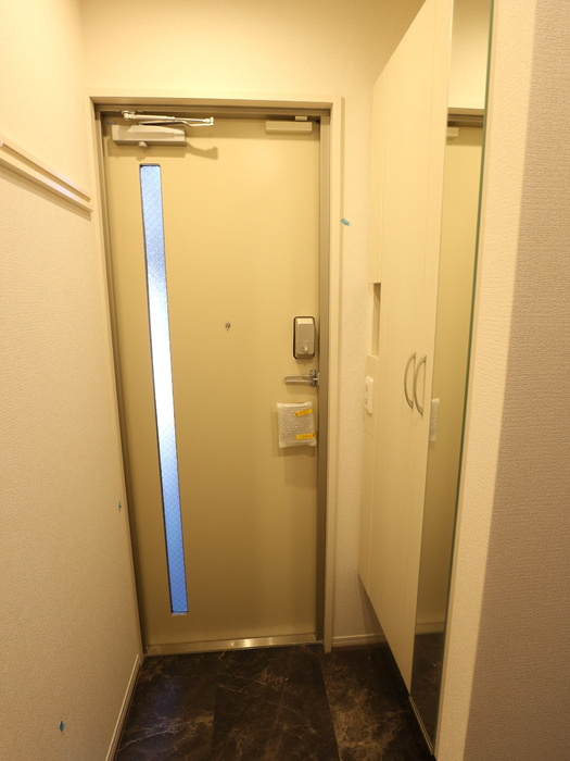 mona（モナ）の玄関