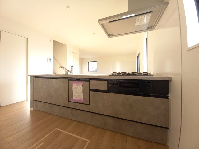 水戸市平須町　1期のキッチン|キッチンの写真です。三口コンロでお料理もスムーズ！食洗器つきで時短家事に繋がり～家事もラク～！！