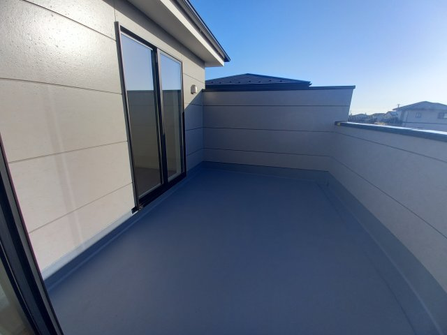 水戸市平須町　1期のバルコニー|暖かな日差しのふりそそぐ広々ルーフバルコニー、たくさんの洗濯物が干せます～