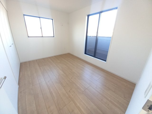 水戸市平須町　1期の洋室|バルコニーに面したお部屋は照明を点ける時間が少なくて済むので省エネに繋がります。